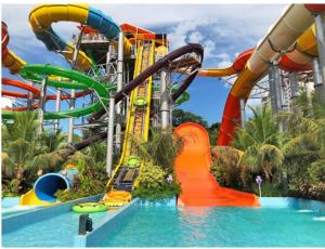 a water slide at a water park at Alanna temporada in Olímpia