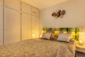 una camera da letto con un letto e un orologio sul muro di Ferienwohnung Weitblick 274 a Hohegeiss Altre 41 foto