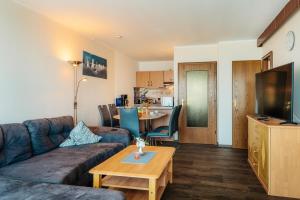 un soggiorno con un divano e un tavolo di Ferienwohnung Weitblick 274 a Hohegeiss