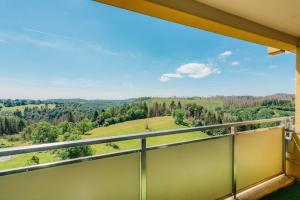 un balcone con vista sulle montagne di Ferienwohnung Weitblick 274 a Hohegeiss