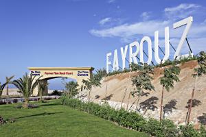 加利布港Three Corners Fayrouz Plaza Beach Resort的山顶现代酒店的标志