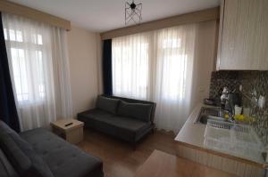 a living room with a couch and a kitchen at Arda Apart Hotel in Kemer