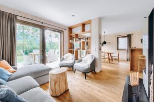 ein Wohnzimmer mit einem Sofa und einem Tisch in der Unterkunft Chalet Dreitorspitz - Riverside in Garmisch-Partenkirchen
