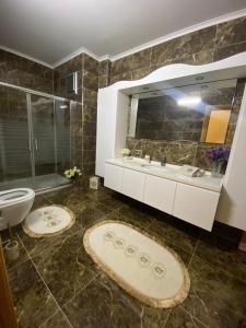 ein Badezimmer mit 2 Waschbecken und einem Spiegel in der Unterkunft Sumela in Trabzon