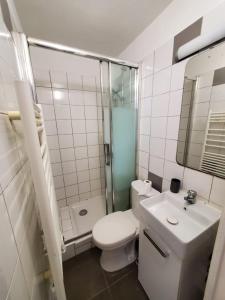 een badkamer met een toilet, een wastafel en een douche bij Studio chez Thomas in Parijs