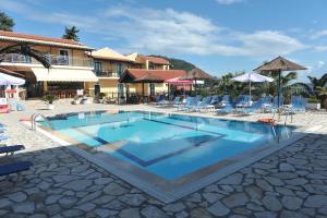 Bazén v ubytování Corfu Hotel Apartments nebo v jeho okolí