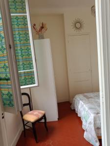 カンヌにあるCANNESのベッド、窓、椅子が備わる客室です。