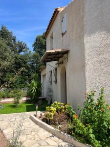 uma casa com um jardim em frente em casa SamaSama em Porto-Vecchio