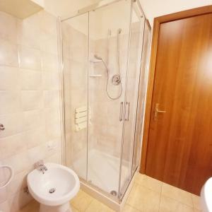 uma casa de banho com um chuveiro e um WC. em La casetta di Mizar em Lizzano in Belvedere