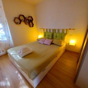 een slaapkamer met een groot bed in een kamer bij La casetta di Mizar in Lizzano in Belvedere