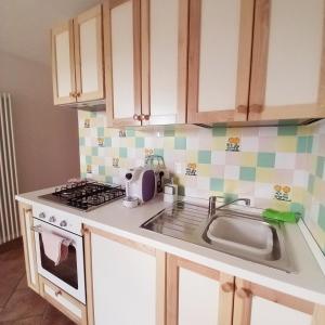 A kitchen or kitchenette at La casetta di Mizar