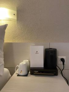 ein Hotelzimmer mit einem Bett mit einer Schachtel und Kerzen in der Unterkunft Al Faro in Ascona