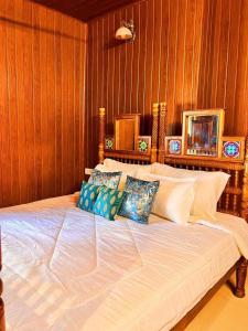 1 dormitorio con 1 cama grande y paredes de madera en Fort Bridge View, en Kochi