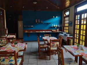 Un restaurante o sitio para comer en Pousada Exuberante