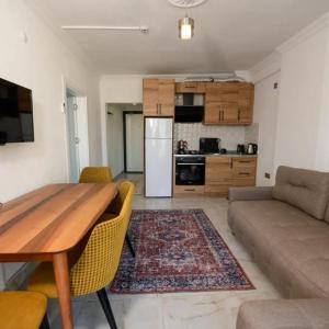 a living room with a table and a couch at Bo homes suıt apart in Demre