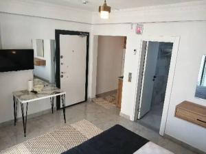a living room with a table and a mirror at Bo homes suıt apart in Demre