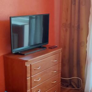 uma televisão em cima de uma cómoda em 2 room apartment 350 m from sea em Liepāja