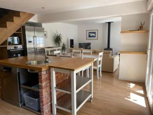 cocina y sala de estar con mesa y sillas en Duplex Dent d'Oche, en Bernex