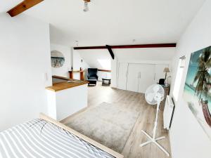 a living room with white walls and a ceiling at Studio Autonome Mont Saint Guibert in Mont-Saint-Guibert