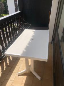 eine weiße Sitzbank auf dem Balkon in der Unterkunft Studio Les Carroz in Les Carroz d'Araches
