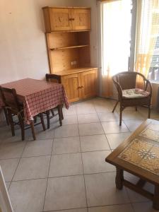 ein Esszimmer mit einem Tisch, Stühlen und einem Tisch in der Unterkunft Studio Les Carroz in Les Carroz d'Araches