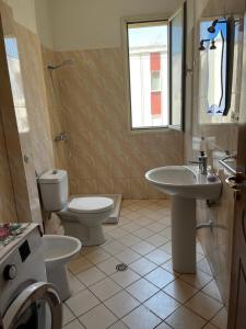 ein Badezimmer mit Toilette und Waschbecken in der Unterkunft Appartamento incantevole con posto auto privato in Vlorë + 18 Fotos