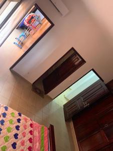 a view of a bedroom with a bed and a window at Appartement Meublé 2 et 3 Chambres Avec Groupe Électrogène À Makèpè in Douala