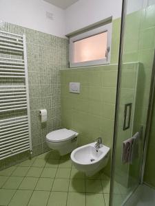 ein grünes Bad mit einem WC und einem Waschbecken in der Unterkunft ReBrì Holiday Home - appartamento Canale di Pergine in Pergine Valsugana