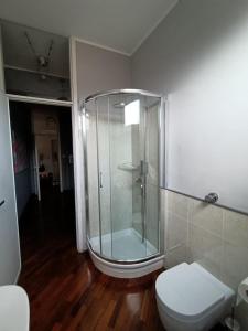 ein Bad mit einer Glasdusche und einem WC in der Unterkunft La Girandola in Rapallo