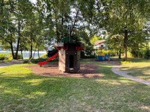 einen Spielplatz mit Rutsche in einem Park in der Unterkunft ReBrì Holiday Home - appartamento Canale di Pergine in Pergine Valsugana