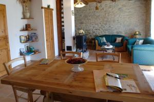 La Roche-des-Arnauds的住宿－Gite Le Clos de Lumière，客厅配有木桌和椅子