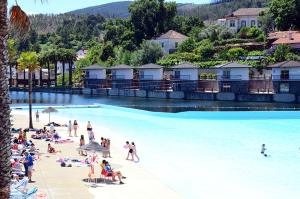 a group of people on a beach in a swimming pool at Zen Guest House em Leiria in Pedrógão Grande