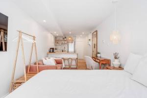 um quarto com uma cama e uma sala de estar em INITIAL / MEDZI / Centre-ville de Quebec em Cidade de Quebec