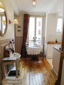 d'une salle à manger avec une table et une fenêtre. dans l'établissement Chambre d hôte : Louvre Elegant Apt Suite, à Paris