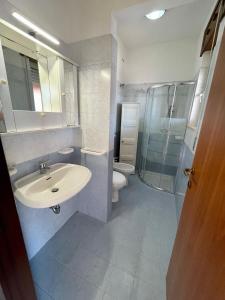 a bathroom with a sink and a shower and a toilet at Villetta Giada in San Pietro in Bevagna
