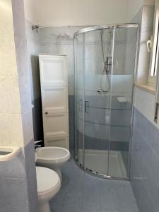 サン・ピエトロ・イン・ベヴァーニャにあるVilletta Giadaのバスルーム(ガラス張りのシャワー、トイレ付)