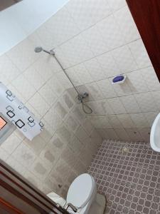 a bathroom with a shower with a toilet and a sink at Appartement Meublé 2 et 3 Chambres Avec Groupe Électrogène À Makèpè in Douala