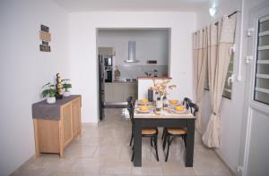 eine Küche und ein Esszimmer mit einem Tisch und Stühlen in der Unterkunft APPART'S POM in Fort-de-France