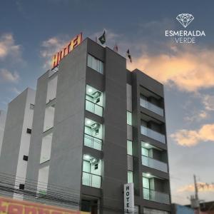 a building with a hotel sign on top of it at Hotel Esmeralda Verde in Teófilo Otoni