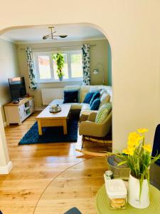 uma sala de estar com um sofá e uma mesa em Tanglewood house Abergavenny with private parking em Abergavenny