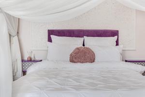 Un pat sau paturi într-o cameră la ARI Purple Studio