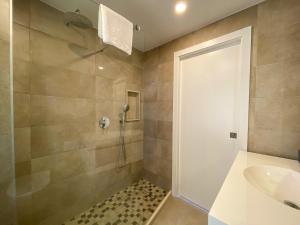 un bagno con doccia e lavandino di Estúdio com Fantástica Vista Mar - Praia da Luz a Luz Altre 4 foto