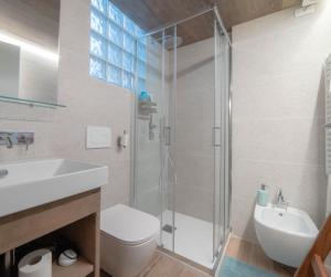 Kúpeľňa v ubytovaní BelAbrì - central charme&comfort -mansarde e appartamento