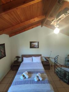 Un dormitorio con una cama con sábanas azules y techos de madera. en Anatolika Stamatis Paradise, en Dhémbla