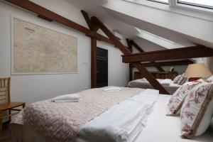 Posteľ alebo postele v izbe v ubytovaní Golden Tree Loft in the Heart of Prague