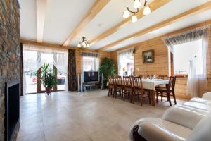 een grote woonkamer met een tafel en stoelen bij Vila Viesai in Trakai