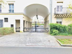 una entrada a un edificio con una puerta en MD Apartment Terrace - Disneyland Paris en Serris