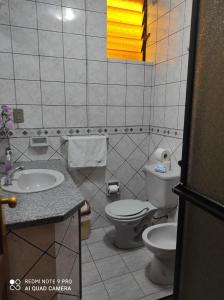 ein Bad mit einem WC und einem Waschbecken in der Unterkunft Departamentos Vacacionales en el centro de Tarija in Tarija