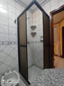 eine Dusche mit Glastür im Bad in der Unterkunft Departamentos Vacacionales en el centro de Tarija in Tarija