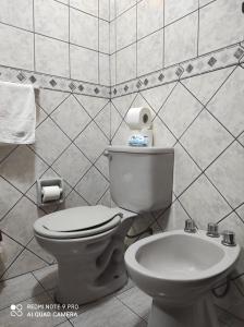 ein Bad mit einem WC und einem Waschbecken in der Unterkunft Departamentos Vacacionales en el centro de Tarija in Tarija